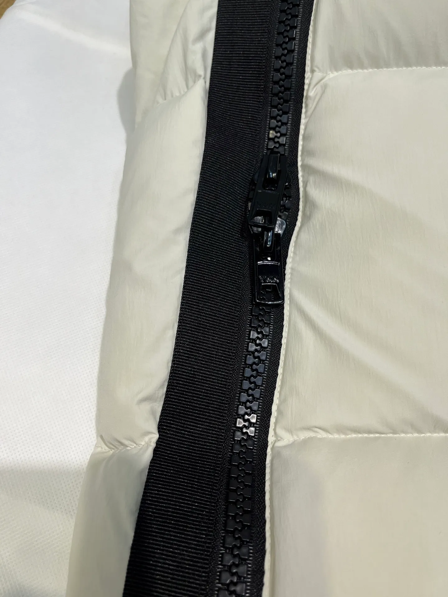 P1100 Canada Goose 🌟Canada Goose🇨🇦 Unisex down jacket, couple style, imported 90% duck down, collar is Canadian wild coyote hair, checkered double-layer inner liner with no velvet, thick velvet filling, level 5 cold protection, only one goose is needed to prevent freezing in winter, the stitching is perfect! I will buy another version this year, all accessories and materials will follow the original size: xs-xxl